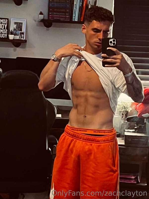 who’s tryna count these abs with their tongue 👅 👆🏼