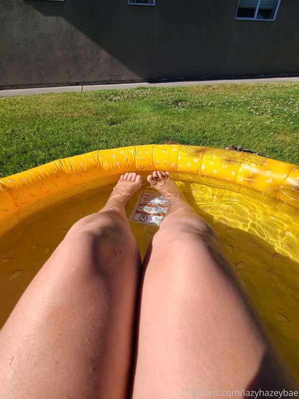 Natural toes or polished toes ? Dm for more feet fetish cont..