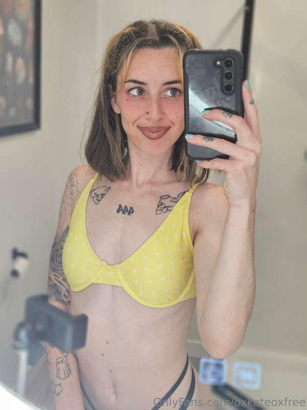Do I look good in yellow?🏵Subscribe to my VIP @oxkateox 🌞