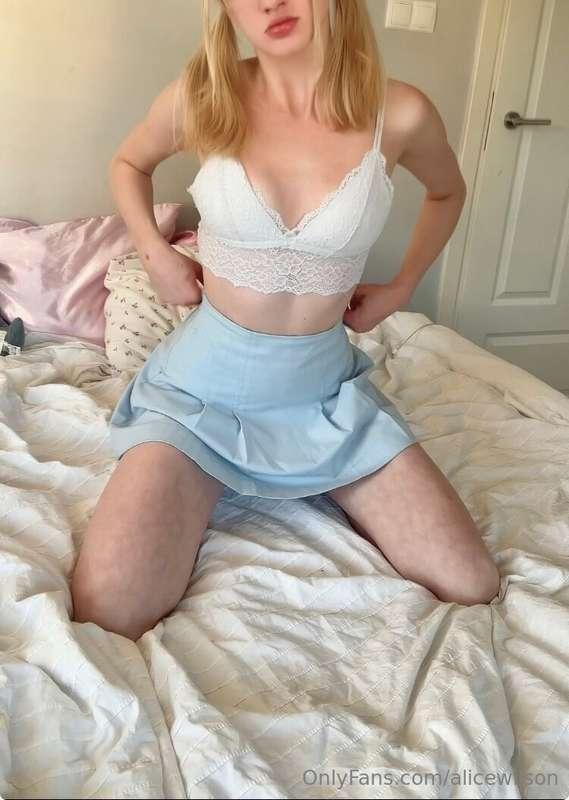 I don't have anything under my skirt 🤭  5$ - Pics 13$ - Vide..