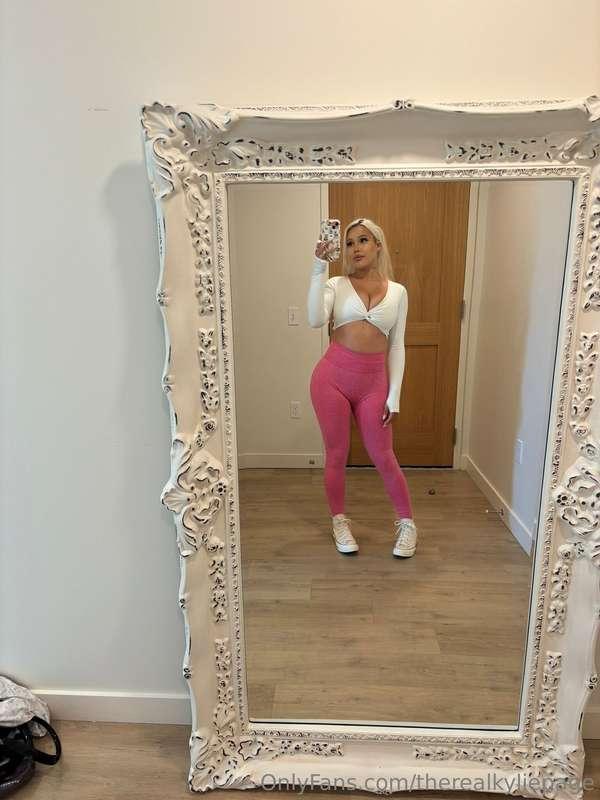 Would you like to see how I would squat and ride over you? 👅..