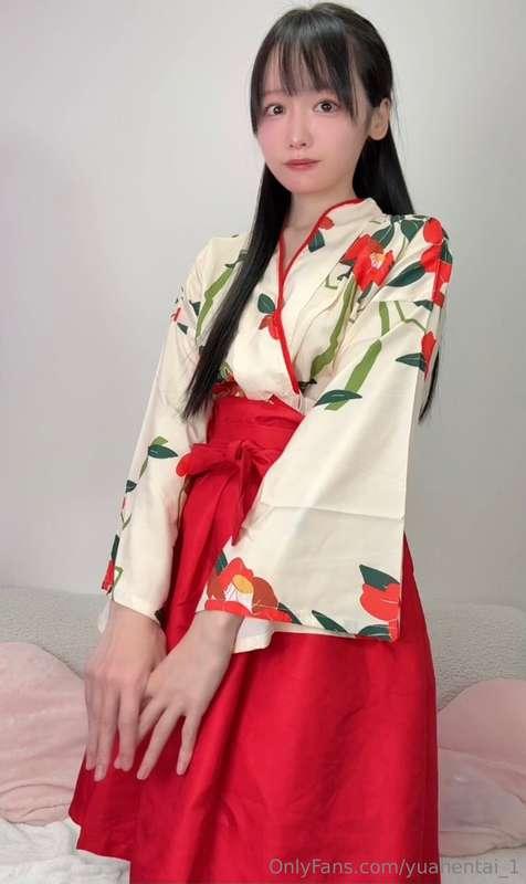 Kimono 👘 💓💓 Brushy vibrators, dildos, and the New one…😍😍 I'l..