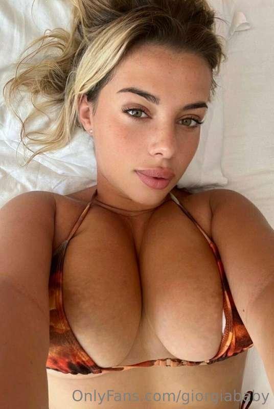 Il caldo si sente sempre di più.... lo tolgo? 🥵🔞