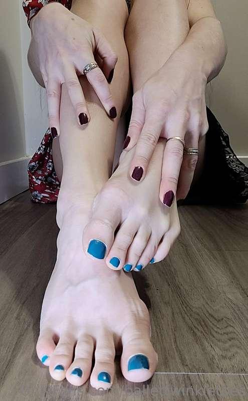 Lick them like a lollipop 🍭 😛👣