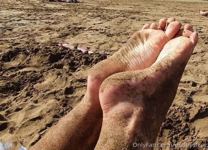 Dirty arches and soles on the beach ⛱️👣🔥💦