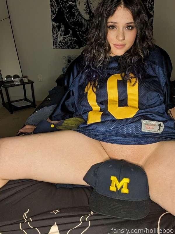I also love Michigan as you know 🙈


#michigan #fyp #goblues #sports #sexy #pigtails #pussy #vagina 