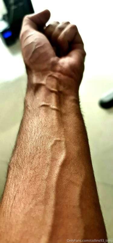 who like a veiny hand ?