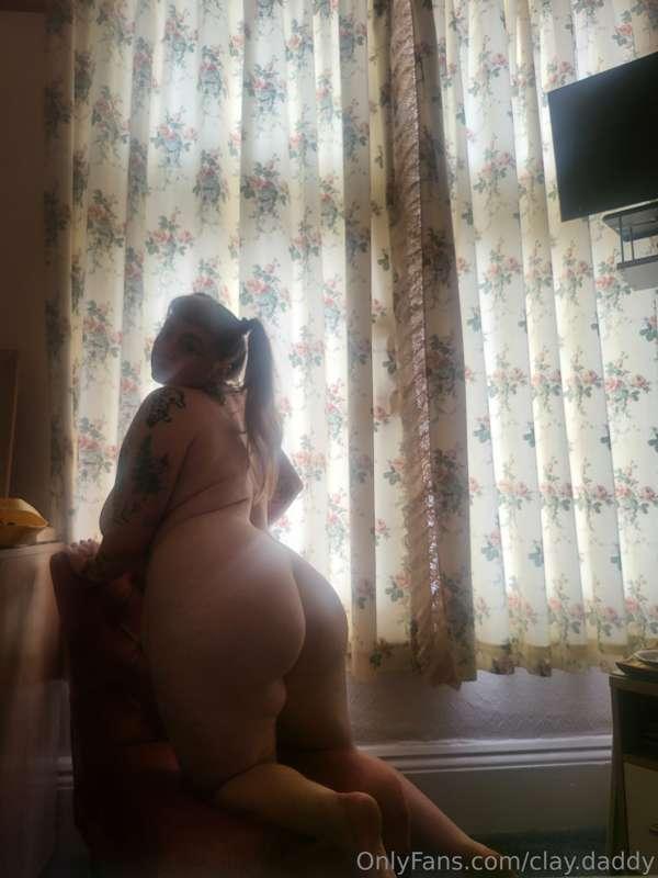 Hotel photoset mainly of me showing you my dreamy butt for w..