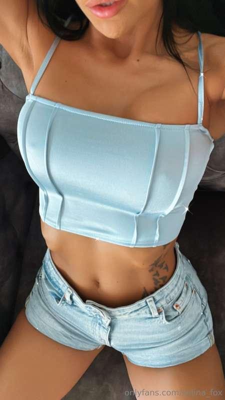 do you want to see everything under my top? 🥵🫦