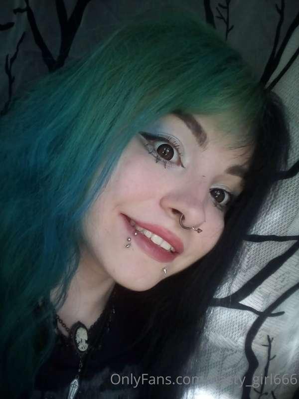 The cat contributed to my makeup by scratching my nose.)