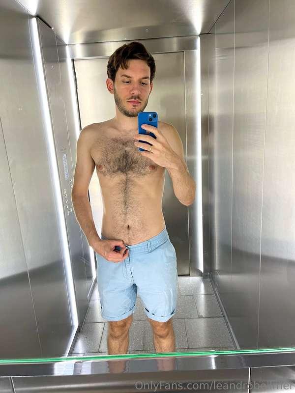 Elevator horniness... I would love to get caught like this 😈