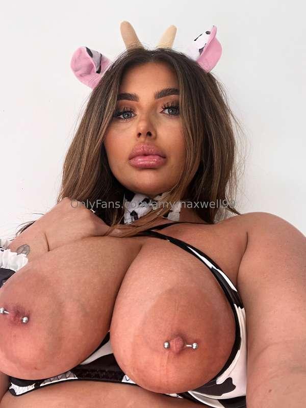 Be a good boy and suck my titties😏