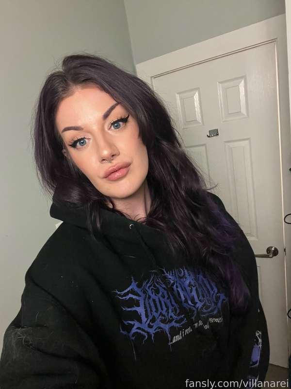 My hair looked so big and fluffy before my bath last night 🥰

#fyp #tall #tallgirl #goth #gothgirl #altgirl #alternative #purplehair #thicc