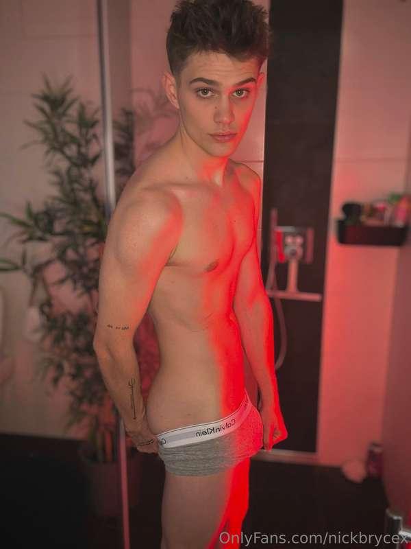 What do you like more my ass or my dick comment „🍑“ or „🍆“