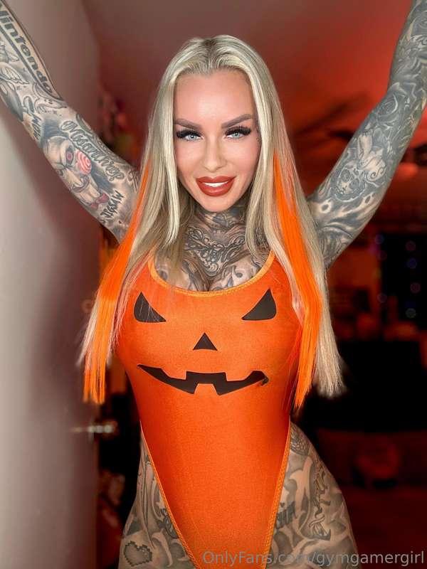 This pumpkin's ready for a good time! 🍬🎃