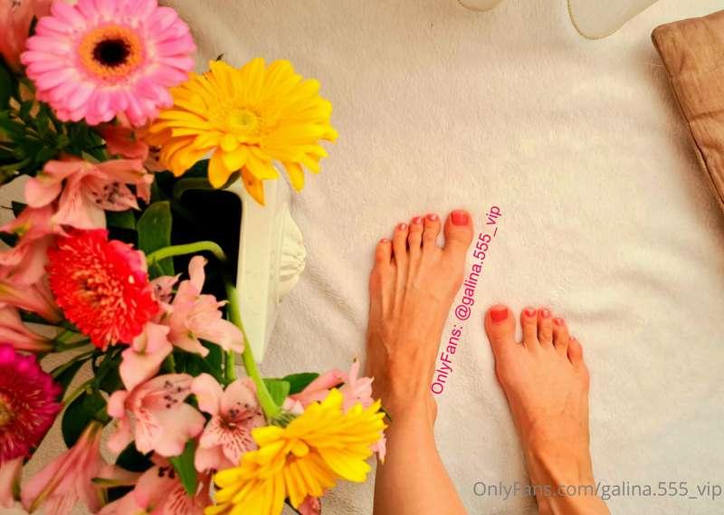 9 feet & flower photos to make your day brighter 🌻🌹🌷