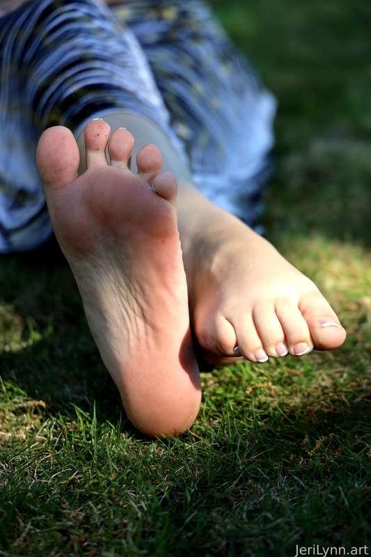 
My beautiful soles and toes are slightly dirty from walking through the park grass. Would you smell my Earthy Goddess feet? 

#feet #footfetish #toes #soles #foodfetish #pedicure #feetfetish #footgoddess #footworship