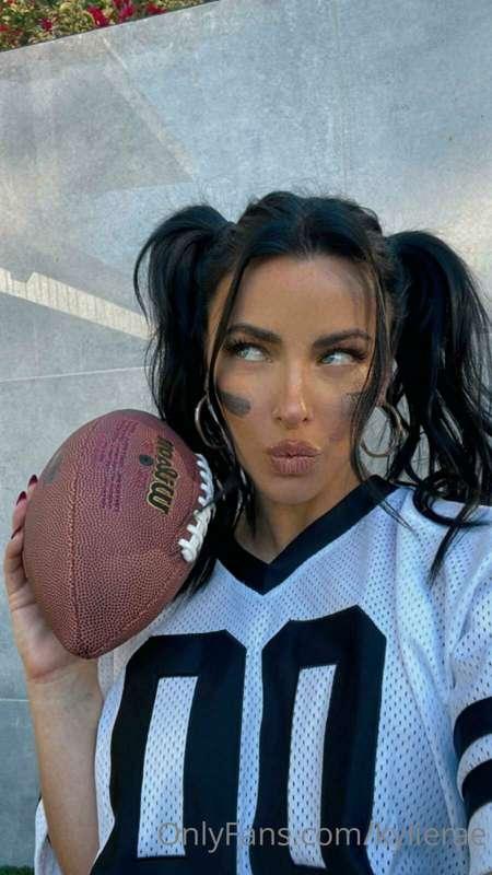 I’m definitely rooting for the RAMS 🐏 don't forget to vote s..