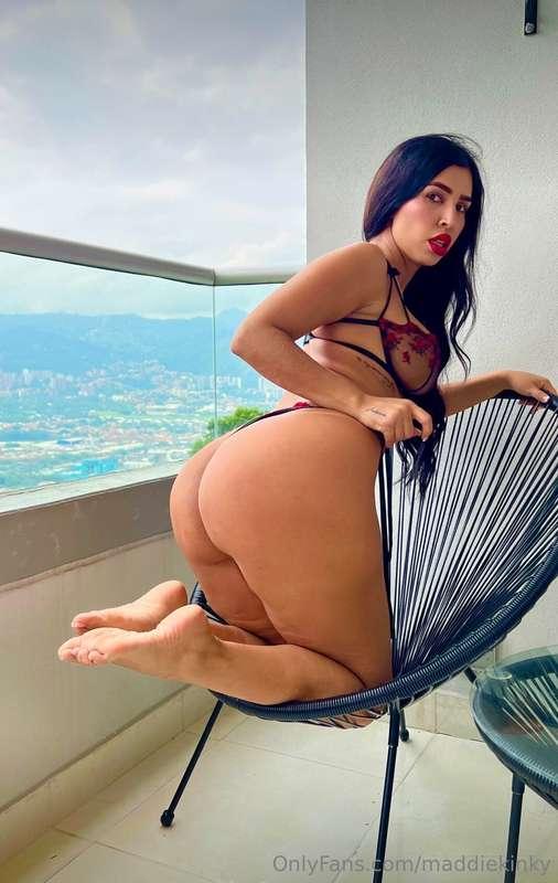 Do you want to see my wildest side playing with my ass?🥵🔥😏