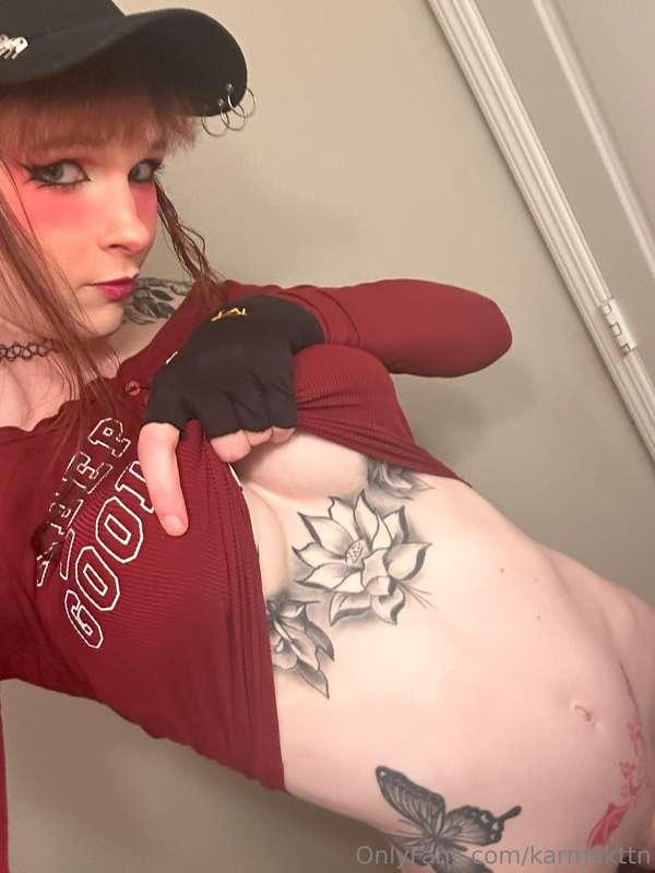 Bet you thought I was gonna take my shirt off :3 <3 <3 <3