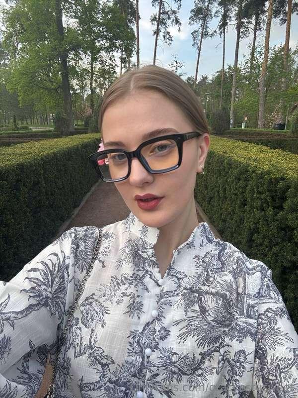 If elegance had a GPS, it’d definitely find me here 📍💁‍♀️🌿