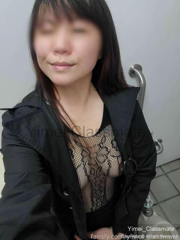 Secretly filming in the toilet at work~~
If you find a female colleague next to you only wearing a full-body mesh under jacket....
How will fans react??

上班中廁所偷偷拍~~
如果發現身旁女同事,外衣內穿著開檔的全身網衣....
粉絲們會怎麼反應呢??