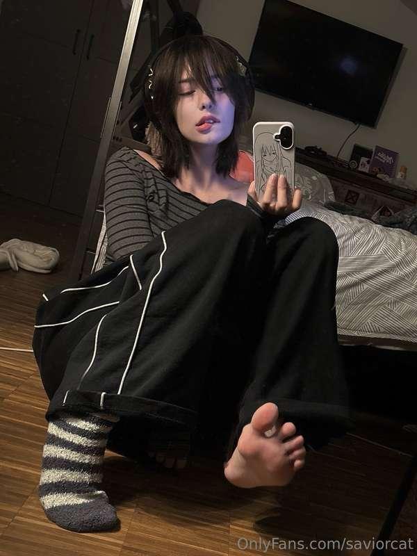 aww sorry i just like taking pictures of feet.. ;3