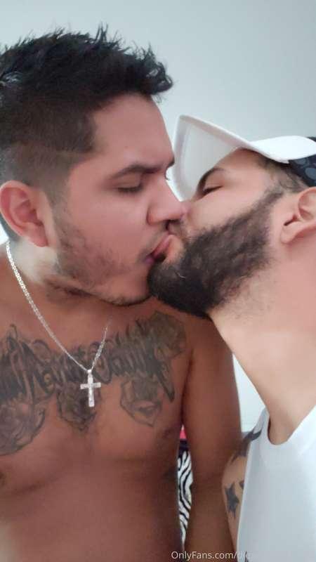 Besito con el primo