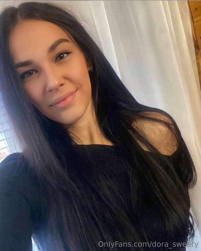 This black dress really suits me. Do you think I'm right?🤭