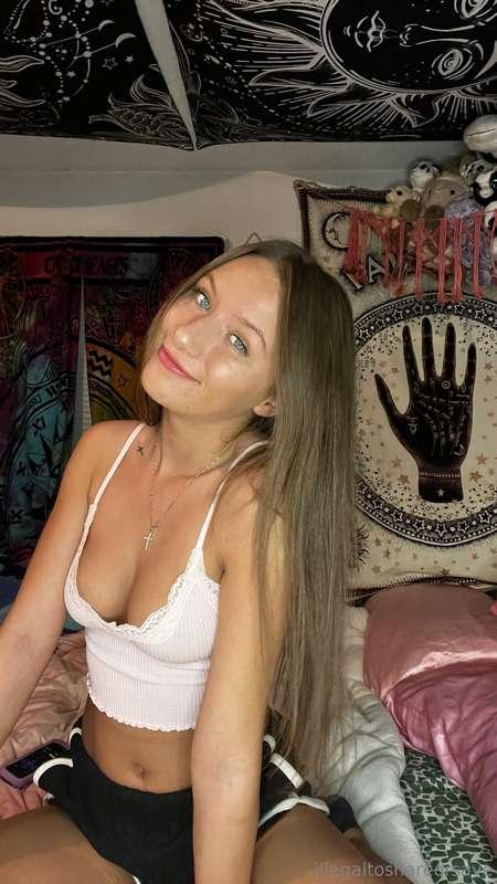 What do you think about the white top?🙈