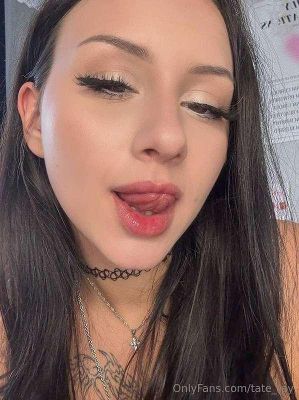 💚 𝐃𝐨 𝐲𝐨𝐮 𝐥𝐢𝐤𝐞 𝐠𝐢𝐫𝐥𝐬 𝐰𝐢𝐭𝐡 𝐥𝐮𝐬𝐡 𝐬𝐡𝐚𝐩𝐞𝐬? 🥵 @hinaworld she has e..