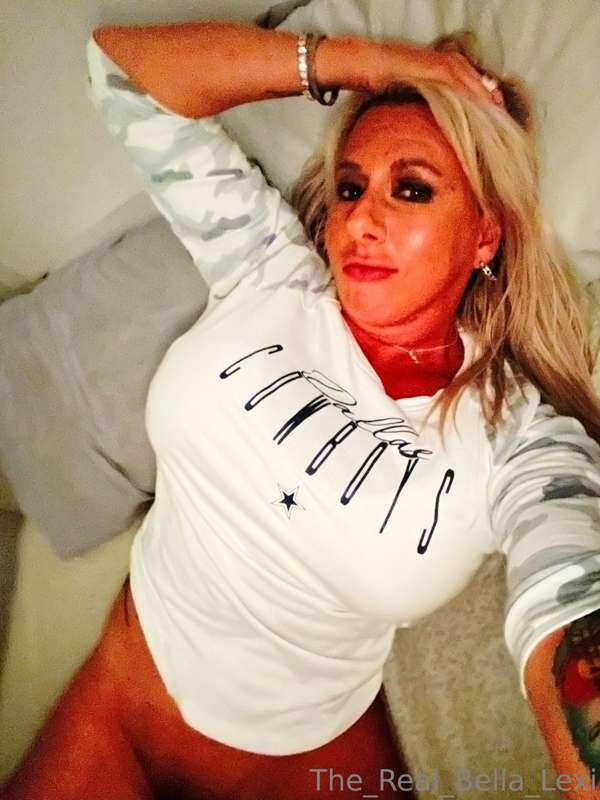 Headed to bed on Super Bowl eve.. repping my team!!