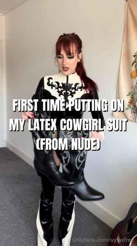 Are you fan of **latex**? Watch me put my latex cowgirl suit..