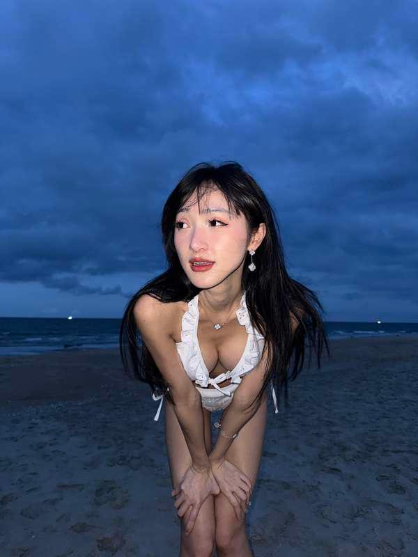it’s hot girl bikini season!