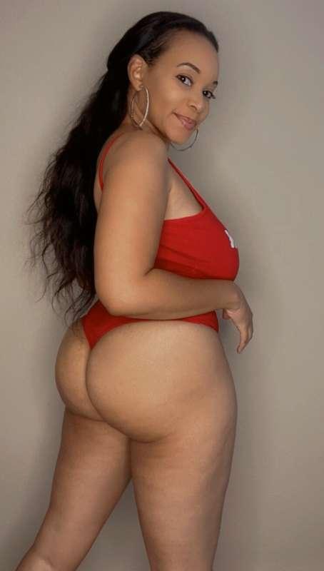 Can I be your pretty distraction on this football Sunday?