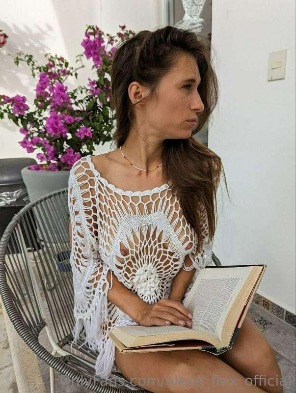 Reading is good for relax in the weekend! 😋 do you have favo..