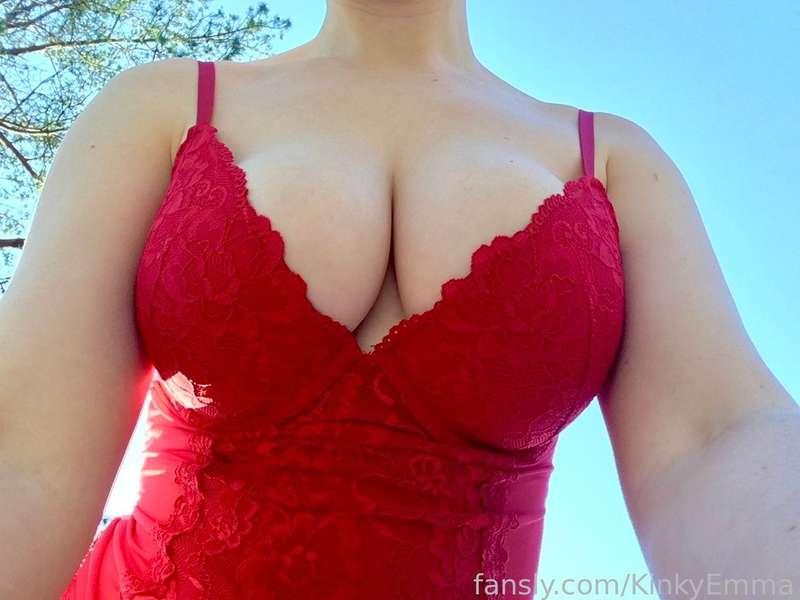 Wanna undress me out in the forest? 

#lingerie #lacebody #outdoors #forest #exhibitionist #fyp