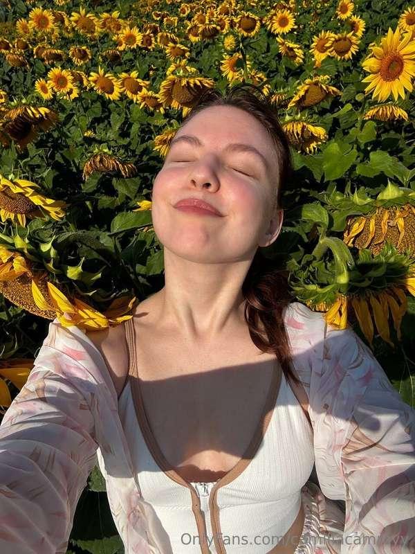Can anyone guess my favorite flower? 🥰😋Pssss, check photo! 😅