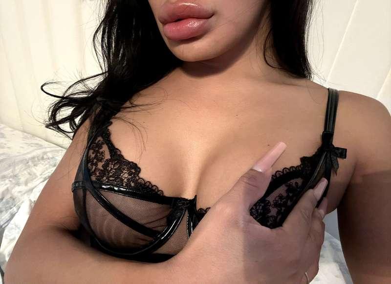 Will you let me squeeze that dick between these sexy tits? 😈
