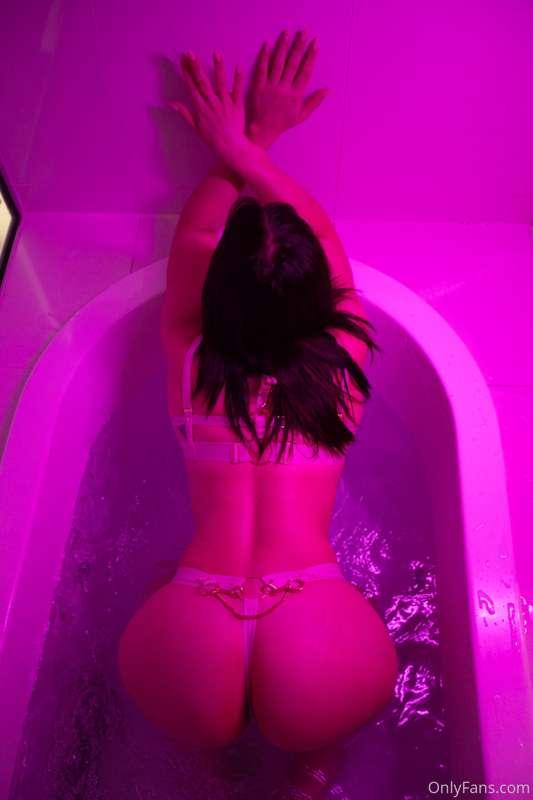 Imagine walking into your bathroom to this 🤤