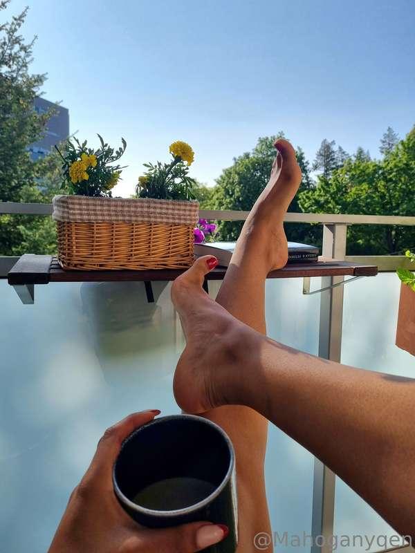 **So good to have my Perfect Monday Morning ...everyday ☕️📖🌞..