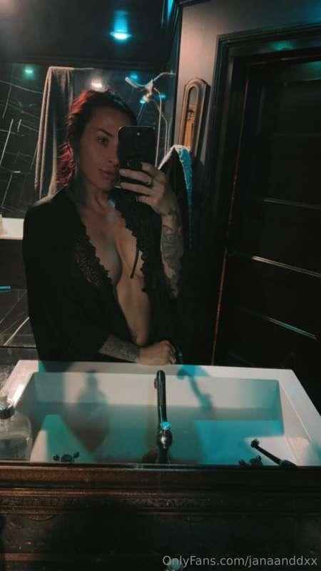 A little midnight snack 🖤 
The feeling of this silk robe sli..