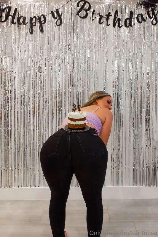 A cake on a cake 🤣🤣🤣 I had the best birthday!! Thank you eve..