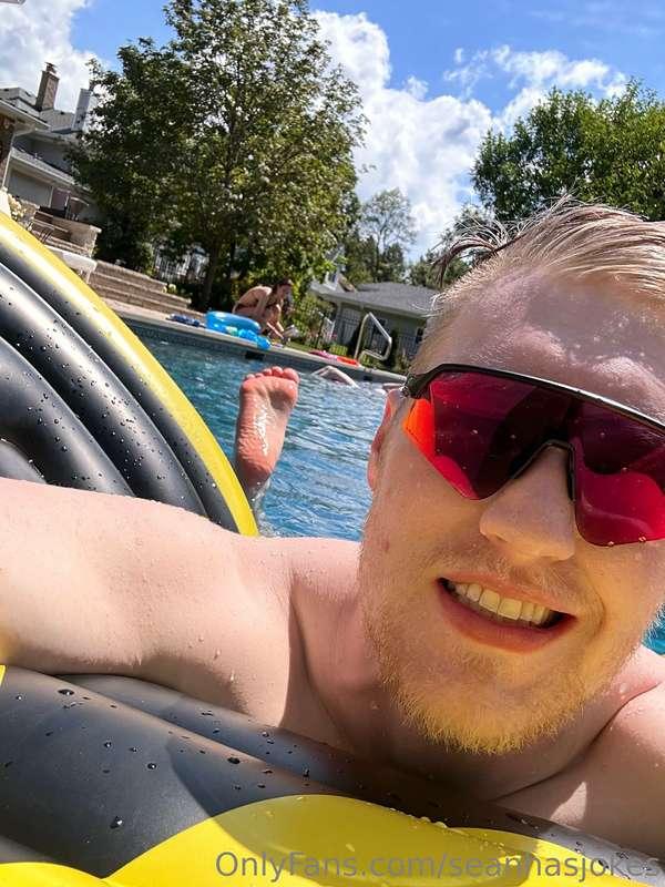 Who wants to come join me?🏊🏻‍♂️🩳🥵