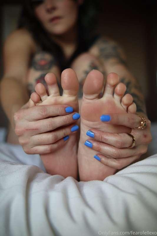 Where are my foot lovers at? ♥︎👣 They need to be worshipped.