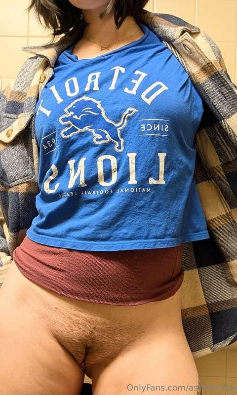 The Lions play tonight!!! Wooohooo!! Let's go Lions!!! 💙💙🤍🤍🦁..