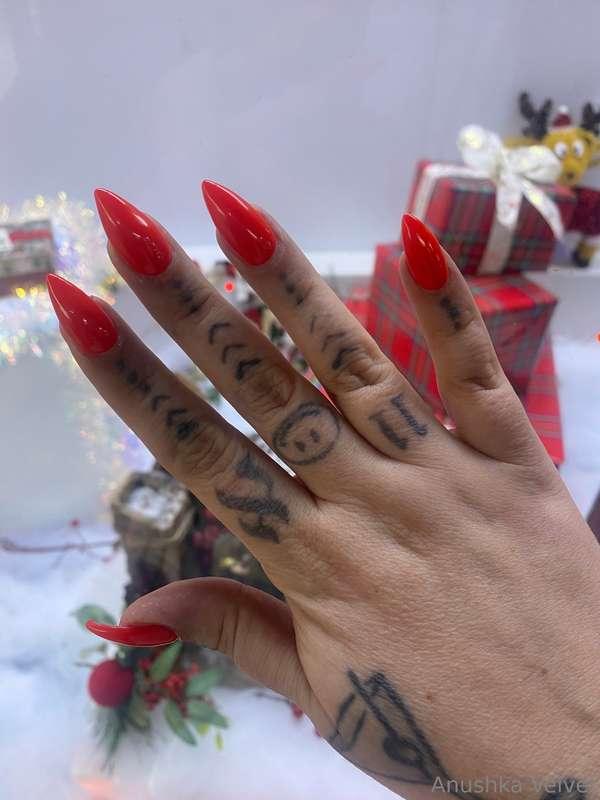 Feeling like a million bucks with my fresh set of red nails ..