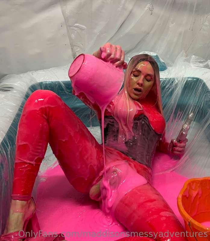 This latex Barbie doll loves fucking her gunge filled pussy ..