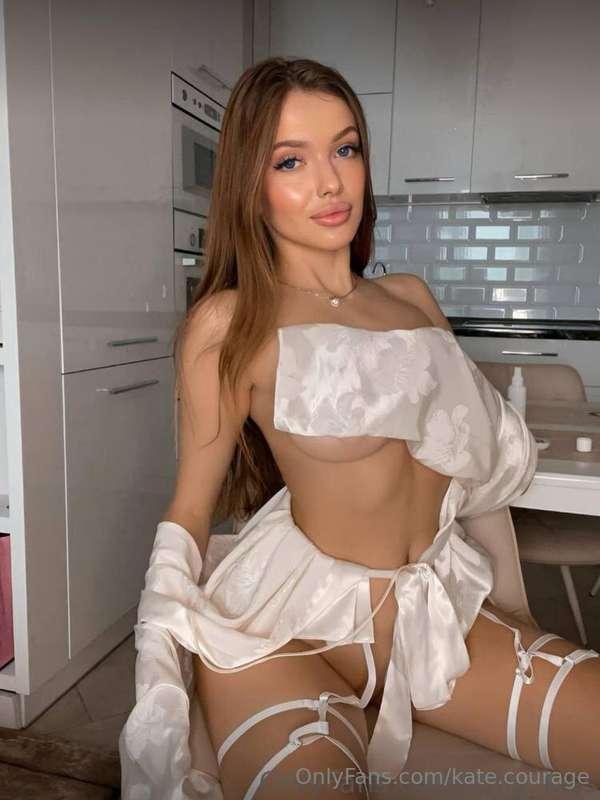 🔥FREE PAGE (30 DAYS)🔥 This @lolly_kiss pussy needs a fuck 🤤 ..