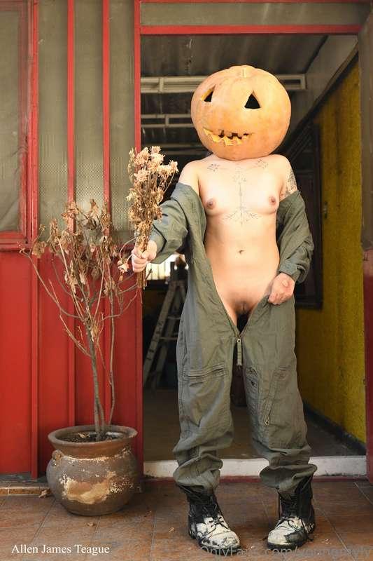 Does this pumpkin want sweet or do you know any tricks? 🎃🔥